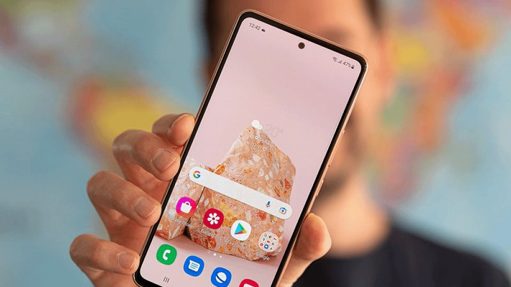 Comment régler le problème de l'écran qui reste noir bloqué sur le Galaxy A53 ?