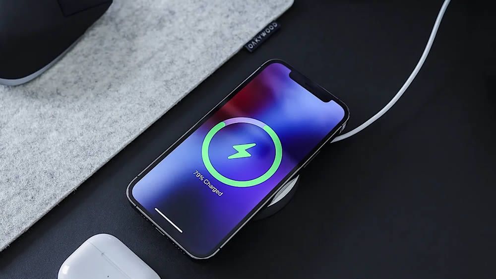 Comment charger son iPhone 14 livré sans bloc de charge ?