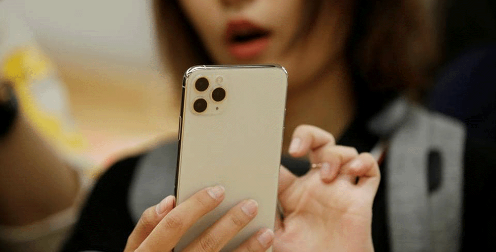 Comment régler le problème de l'écran qui reste noir figé sur l'iPhone 12 Pro ?