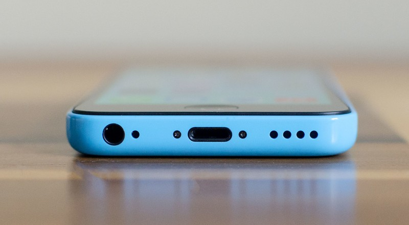 Comment régler le problème d'écran qui scintille sur iPhone 5c ?